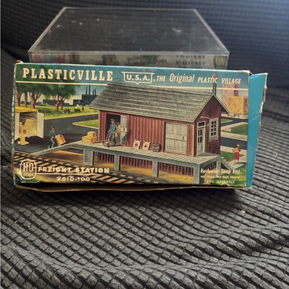 Freight Station Playset Box - Power Poles & Cement